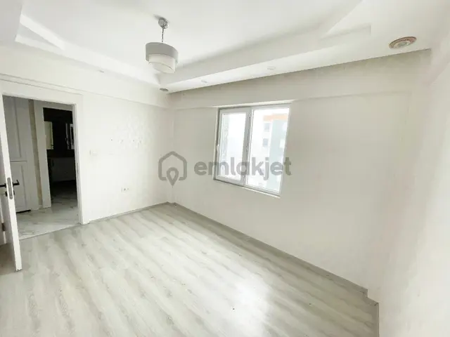 Alpaslan'da Az Katlı Geniş Oturum Geniş Cam Balkonlu Kiralık 2+1 2