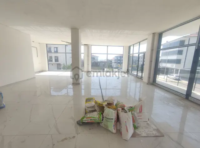 Ana Cadde Üzerinde Ayça'dan Kiralık 180 M² Sıfır Dükkan 2