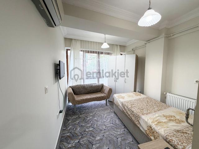 Atalar'da Arakat Klimalı Asansörlü Ön Cephe Full Eşyalı 1+1 Apart 5