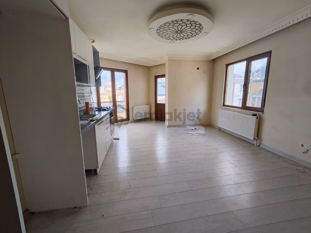 Güneyden Metroya 5 Dakika Yürüme 1+1.60m2 Teras Katı Daire 1