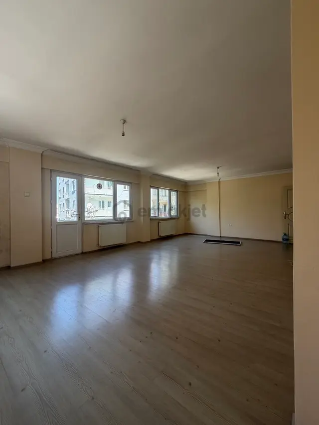 Dikkaldırım’da Cadde Üzerinde Ferah 2+1 Kiralık Daire! 3