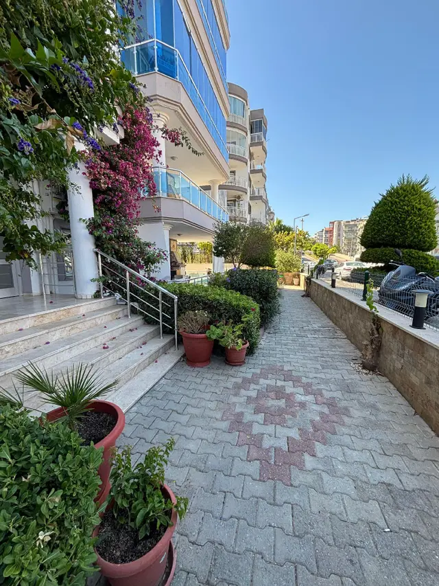 Kuşadası Ege Mahallesinde Satılık Geniş 3+1 Daire 2