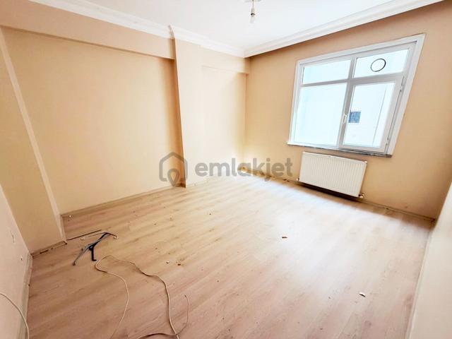Fatih Emlaktan Ptt Yakını Kiralık 2+1 3. Kat Daire 5