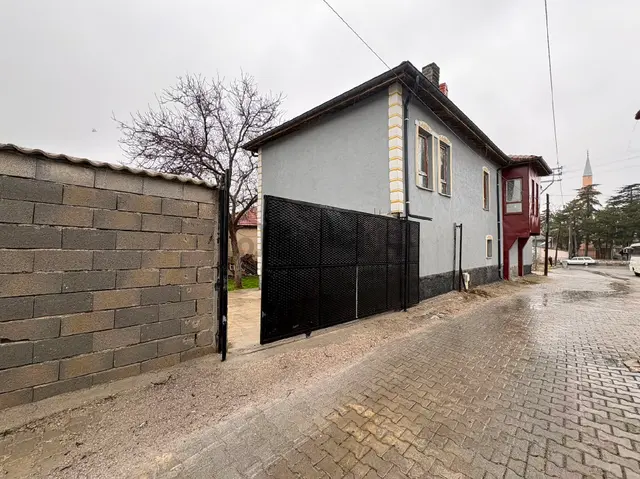 Kadınhanı Merkeszde Satılık 5+1 Muüstakil Ev Ve 354 M2 Arsasi 5