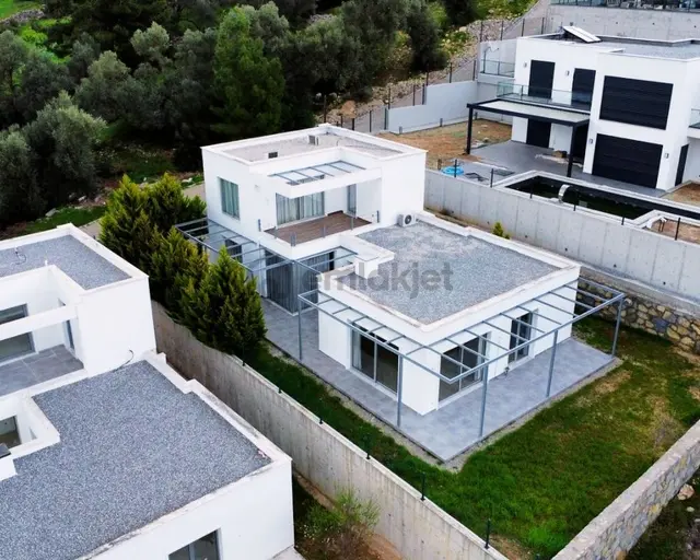 Yalıçiftlik'te Tam Müstakil, Özel Bahçeli Yıllık Kiralık Villa 1