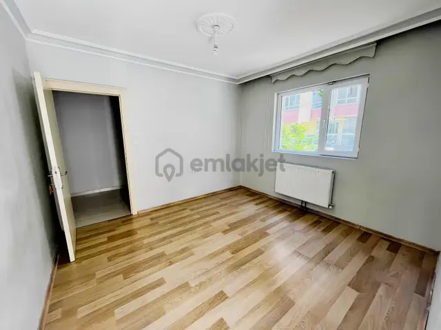Avantaj'dan Boğaziçin'de Cadde Okul Yakını Ara Katta Geniş 3+1 2