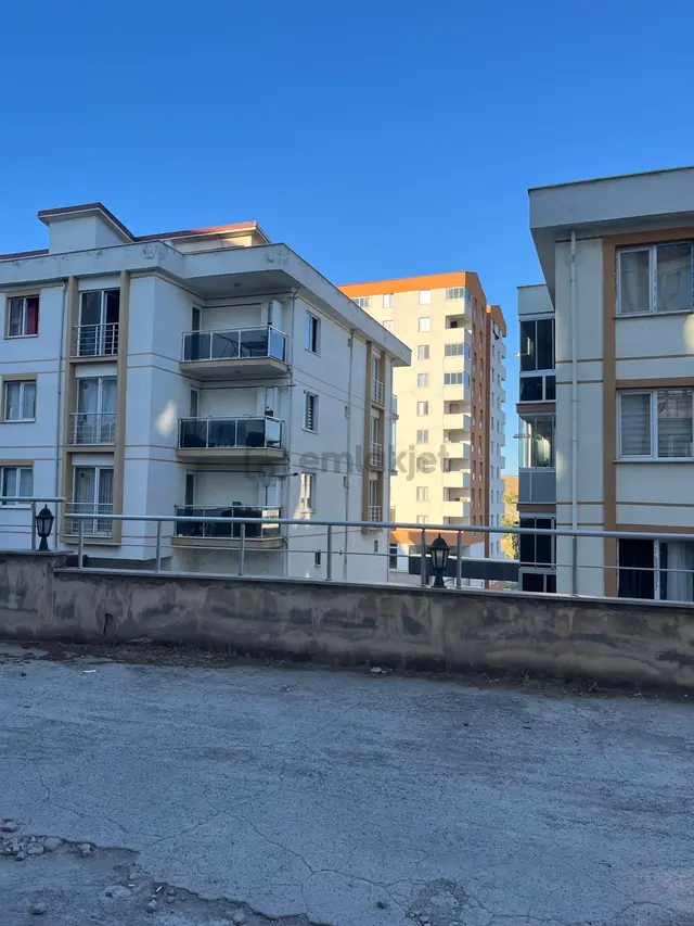 Karabük 100.yılda Mehmet Uğur Emlaktan Kiralık Eşyalı 1+1 Daire 1