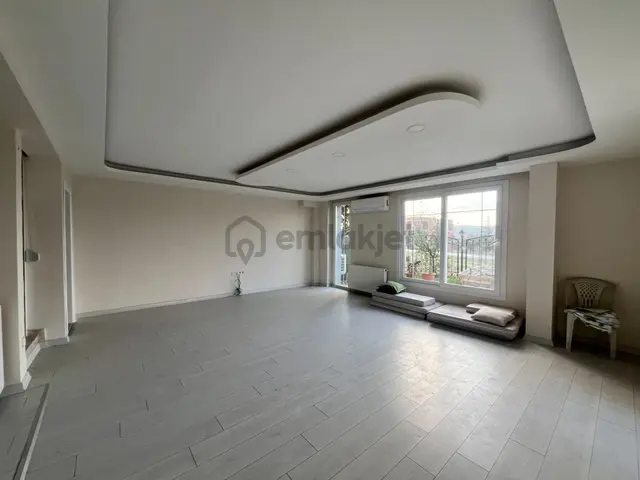 Seferihisar Düzce Mahallesi’nde, Merkezi Konumda, Geniş Bahçeli Ve Teraslı Kiralık Villa 1
