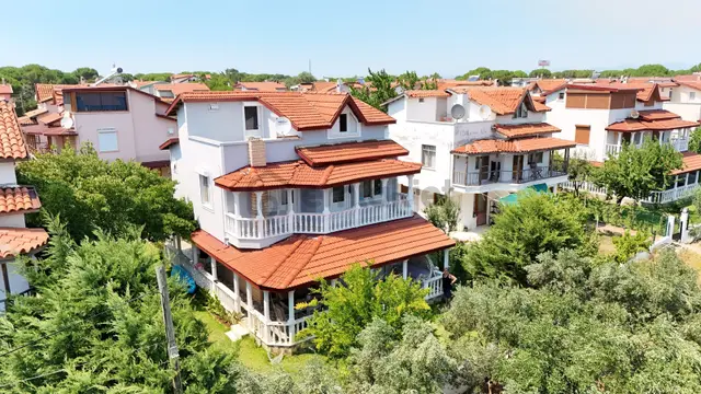 Altınova Tatlısuda Denize Sıfır Site İçerisinde Fırsat 4+1villa 2