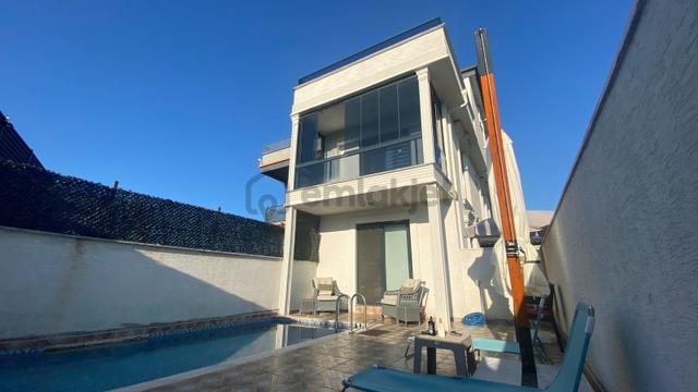 Karasu Aziziye'de Kat Mülkiyetli Özel Havuzlu Lüks Triplex Villa 1