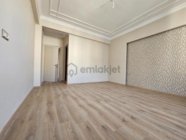 Yeni Rota Emlaktan Cadde Üzeri Satılık Geniş 4+1 Daire 3