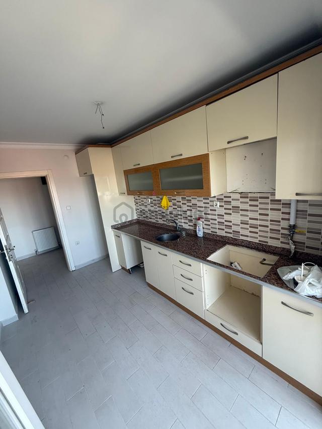Ege Emlaktan Çarşı Öğretmen Evi Yanında Geniş Kiralık 3+1 5