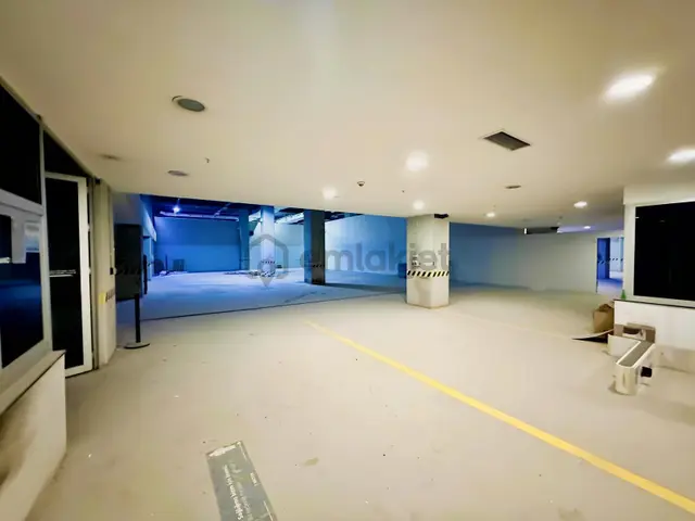 Batı Park'ta Hazır Kurulu Araç Servislerine Uygun 5000 M2 Dükkan 2