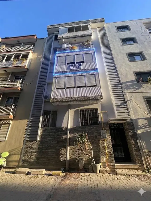 Karşıyaka Nergiz Mahallesinde Asansörlü 3+1satılık Fırsat Daire 1