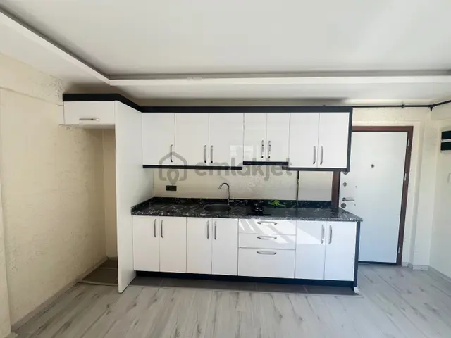 Seyrekte Cadde Üzerinde Önü Açık Ara Kat Satılık 1+1 Daire 3