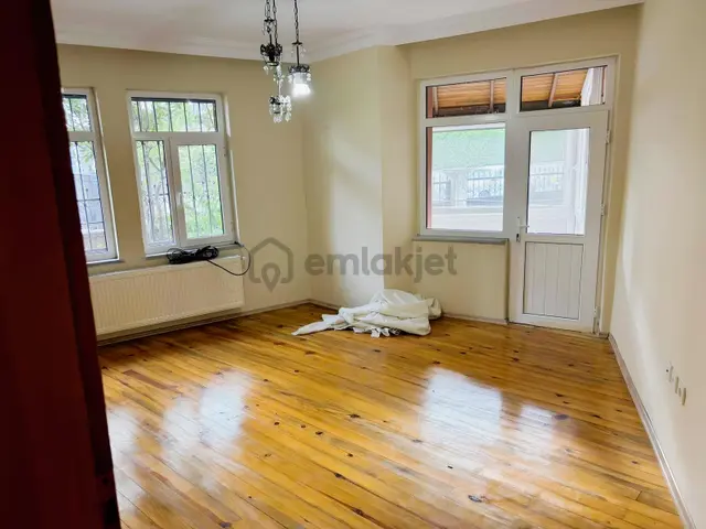 Meriç Çayrak'tan Müstakil 2 Katlı Evin 1.katı Kiralık(cambalkon) 1
