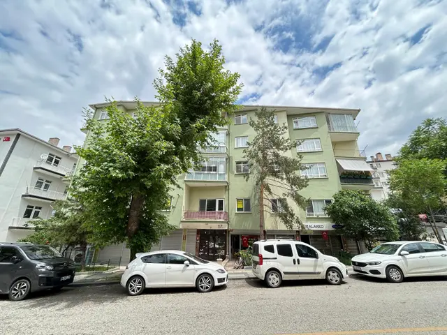 Taner'den Dikmen'de Hürriyet Cad'de Çetin Emeç'e Yakın 3+1 1.kat Ön Cephe