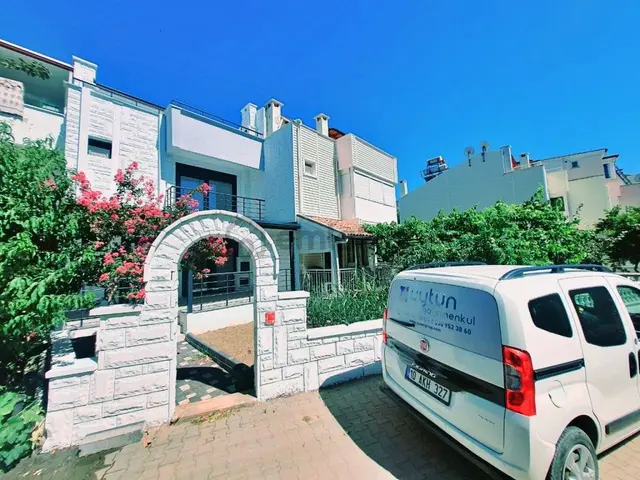 Uytundan Altınoluk Fenerde Denize 200 Metre Bahçeli 4+1 Villa 1
