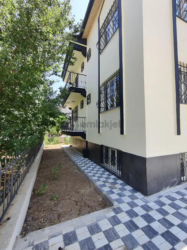 Uşak Cumhuriyet Mahallesi Satılık Müstakil Ev Köşe Parsel 4