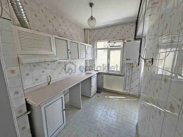 Saimekadın Göbekte Ara Katta Ön Cephede Balkonlu 3+1 Kiralık Daire 4