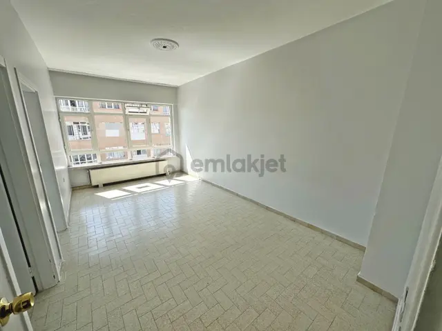 Saimekadın Göbekte Ara Katta Ön Cephede Balkonlu 3+1 Kiralık Daire 2