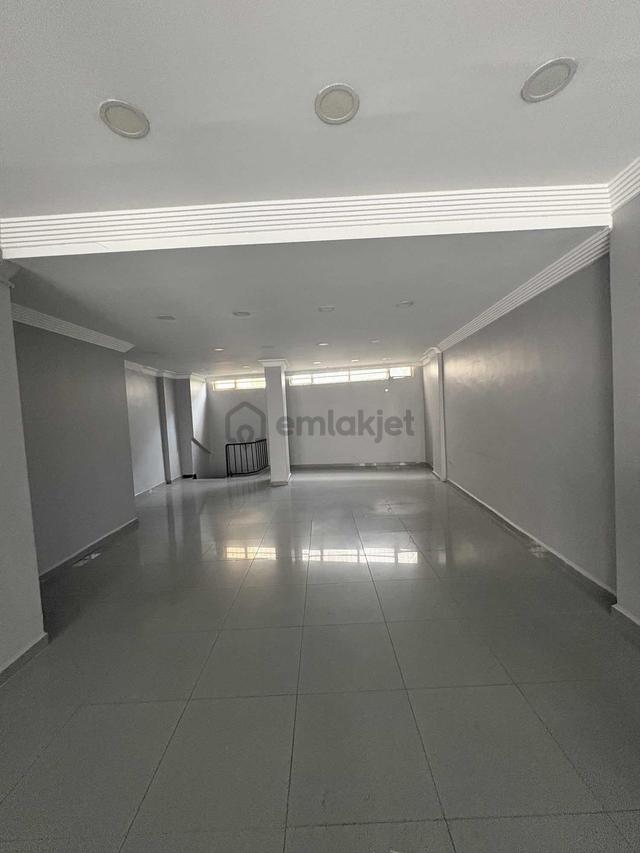 Büyüksaray Meydanında 200 M² Kiralık Dükkan 4