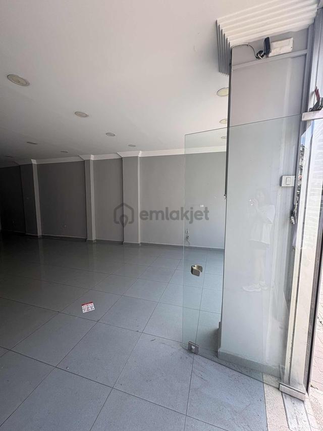 Büyüksaray Meydanında 200 M² Kiralık Dükkan 5