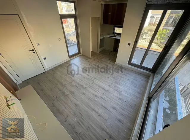 Karşıyaka'da Havuzlu Katta 1+1 55m2 Daire 5