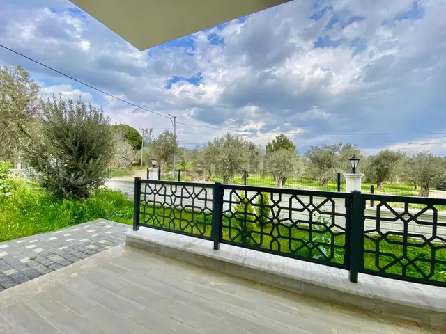 ꧁akçay Ay Emlaktan꧂güre'de Lüks Sitede Bahçe Kullanımlı Müstakil Tadında Satılık 2+1 Şık Daire 2