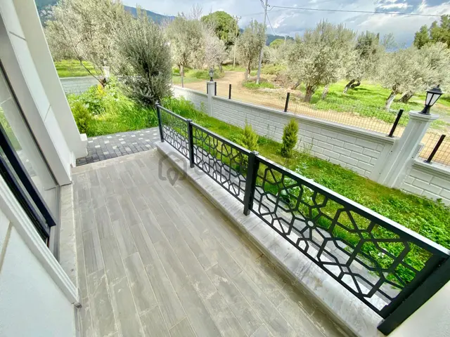 ꧁akçay Ay Emlaktan꧂güre'de Lüks Sitede Bahçe Kullanımlı Müstakil Tadında Satılık 2+1 Şık Daire 5