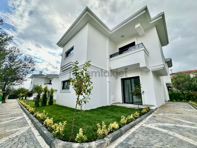 ꧁ay Emlaktan꧂küçükkuyu Mıhlı'da Lüks Butik Sitede Denize 300 M Bahçe Kullanımlı Satılık 2+1 Daire 5