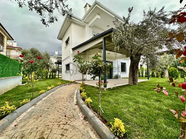 ꧁ay Emlaktan꧂küçükkuyu Mıhlı'da Lüks Butik Sitede Denize 300 M Bahçe Kullanımlı Satılık 2+1 Daire 2