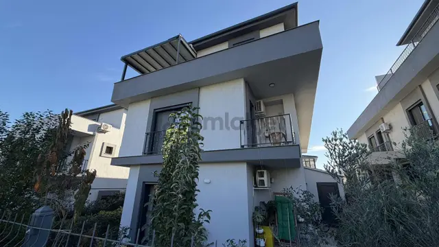 Nezih Bölgede 180 M2 Tripleks Müstakil Bahçeli Villa 2