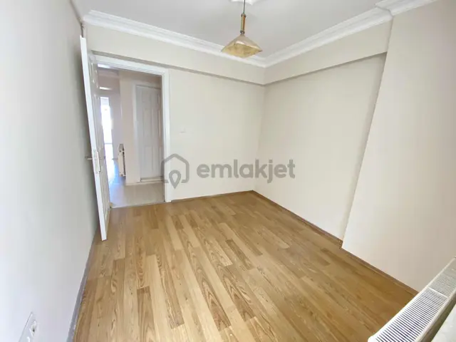 Metroya Cephe 3 + 1 Ara Kat Boyası Yapılmış Geniş Daire 3