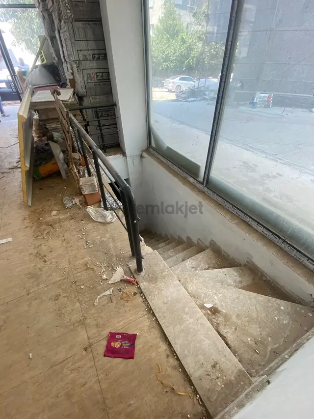 Hamidiye Mahallesi Risale Caddesi'nde 260 M² Depolu Sıfır Dükkan 2