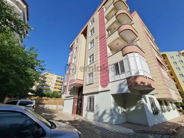 Yasin Batan'dan Kiralık 35 Metre Yola Yakın Bakımlı Temiz 3+1! 3