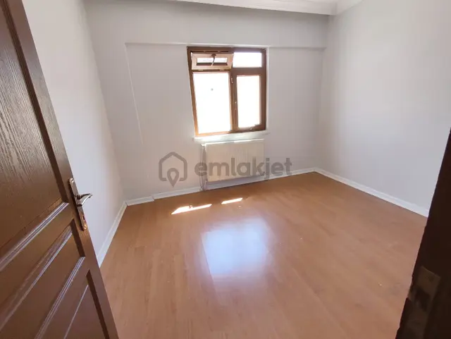 Yılmaz Gayrımenkulden Köşe Başı Satılık 3+1 Masrafsız 3.katta 4