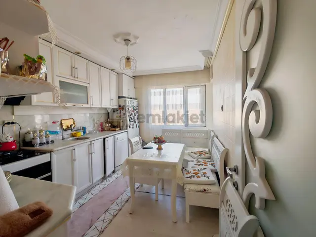 Bornova Çınar Mahallesinde Geniş Ferah Üç Cephe Satılık 3+1daire 5