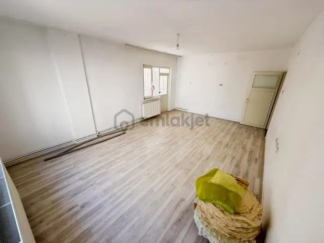 Es-as'tan Plevne'de Cadde Üstü Salon Bağımsız Geniş M2 3+1 2