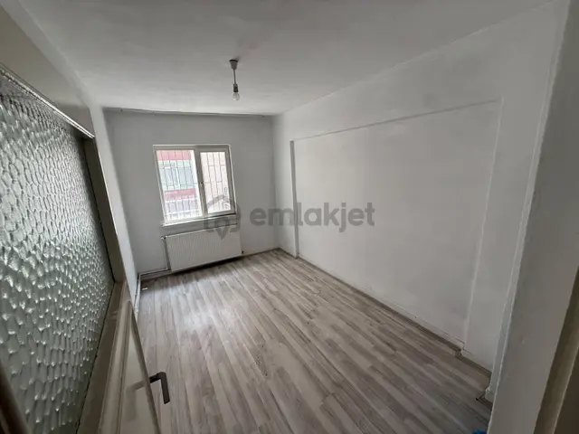 Es-as'tan Plevne'de Cadde Üstü Salon Bağımsız Geniş M2 3+1 4