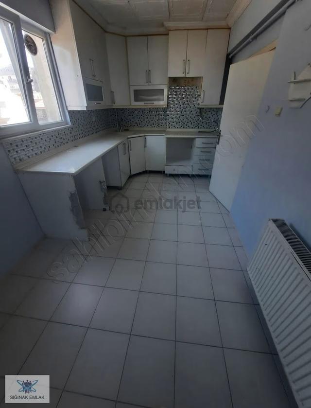 Sığınak Emlak'tan | Yenidoğan'da Köşe Başı 3+1 Kiralık 5