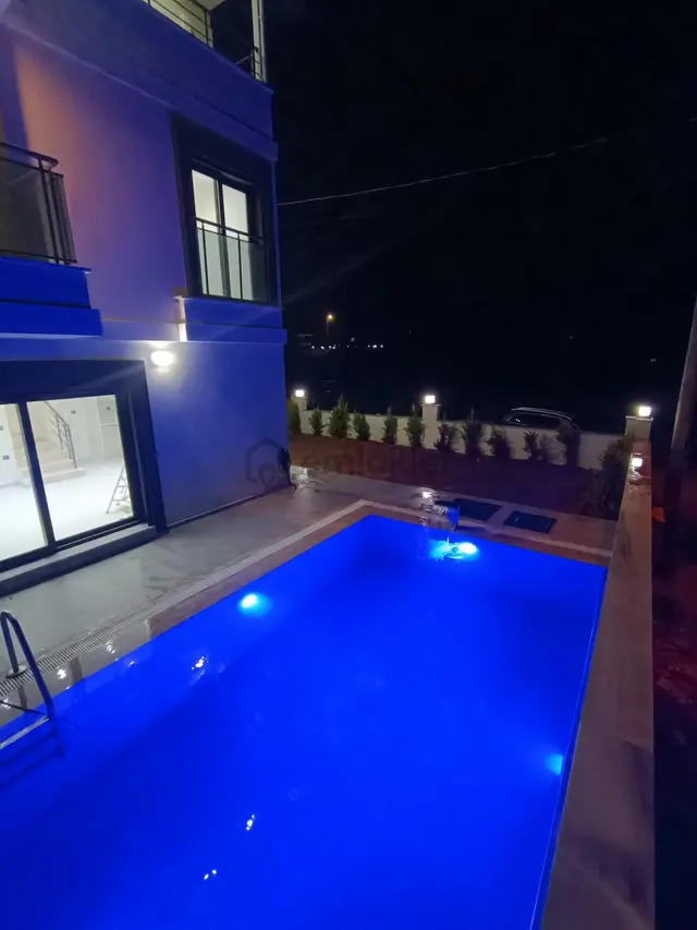 Dubleks Daire Fiyatına Kısa Süreliğine Havuzlu Köşe Villa 1