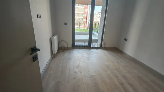 Serhat Mahallesinde Sitede Teras Bahçeli Satılık 1+1 Daire 5