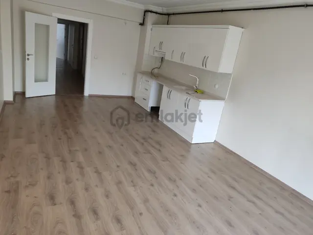 Yeni Mahalle'de Cadde Üzeri Geniş Kiralık Daire 2