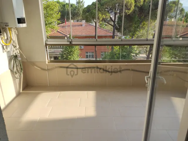 Yeni Mahalle'de Cadde Üzeri Geniş Kiralık Daire 3