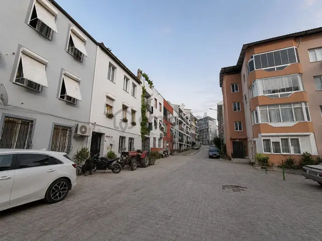 Camikebir Mahallesinde Geniş Bahçe Kullanımlı 2+1 1
