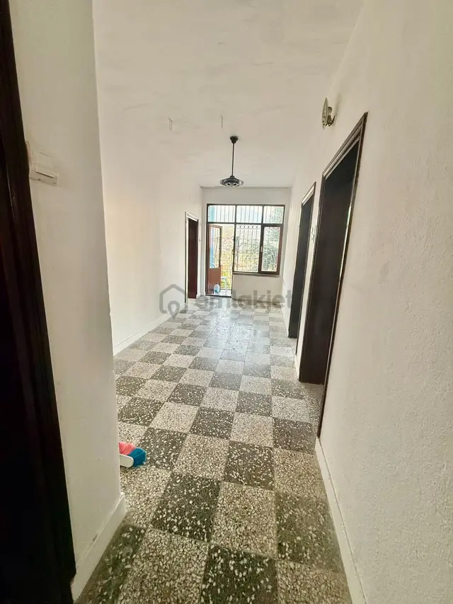 Alanya Çarşı Mahallesi'nde Geniş Balkonlu Kiralık 2+1 Daire 1