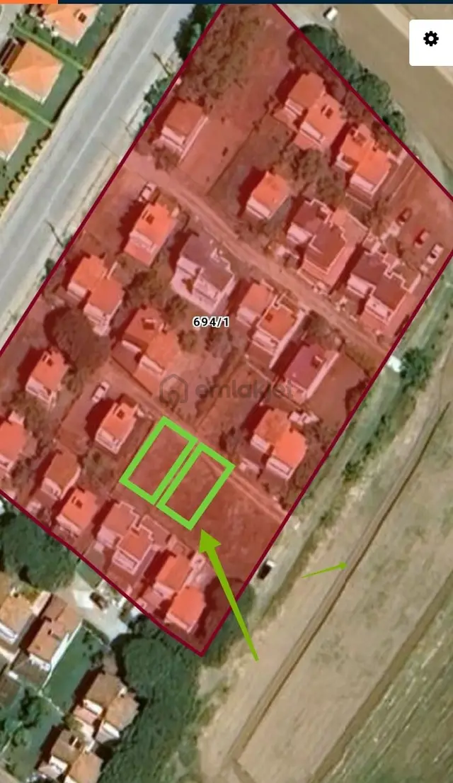 Altınova'da Sahil Karşıyakalılar Sitesinde İmarlı Villa Arsası 2
