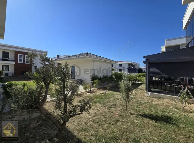 Ayvalık Altınovada Satılık Bahçe Kullanımlı 2+1 Havuzlu Yazlık 2