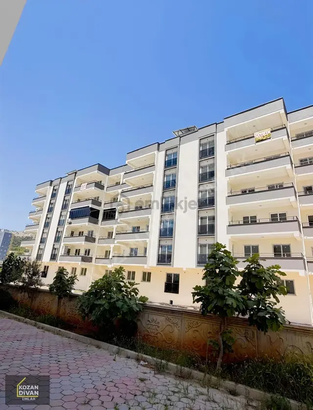 Kozan Divan Emlak'tan Şeker Gross Arkası Satılık 4+0 2